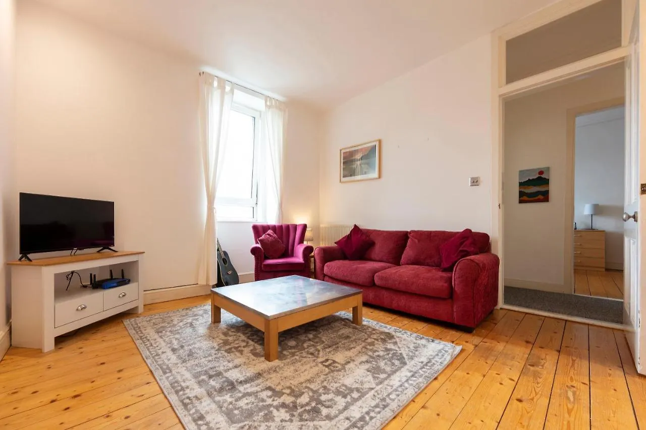 Cosy Quiet Traditional Top Floor Central Edinburgh Apartment With Stunning Views