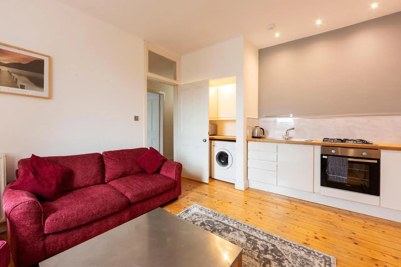 Cosy Quiet Traditional Top Floor Central Edinburgh Apartment With Stunning Views