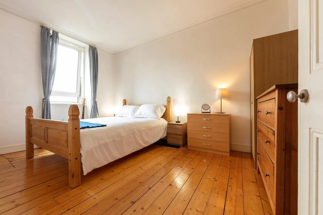 Cosy Quiet Traditional Top Floor Central Edinburgh Apartment With Stunning Views
