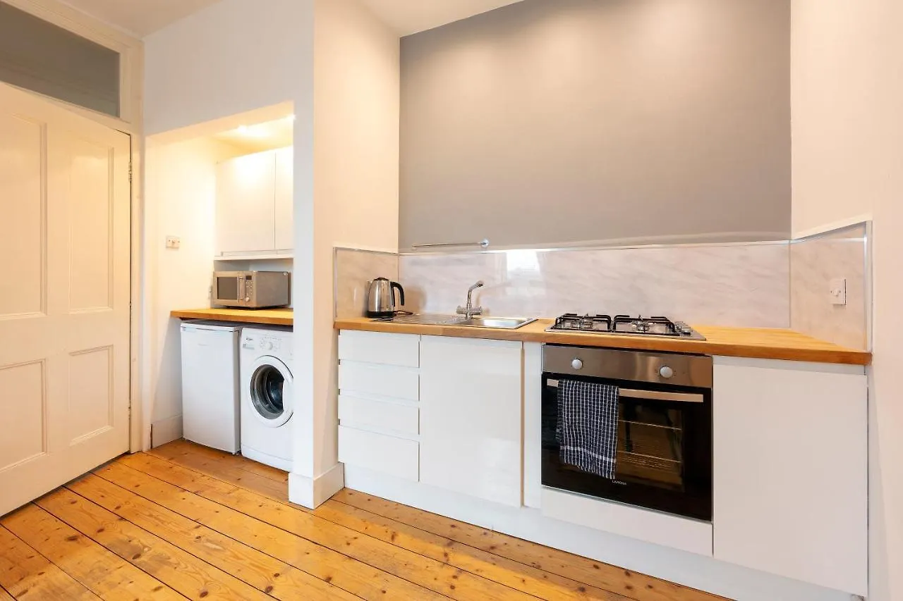 Cosy Quiet Traditional Top Floor Central Edinburgh Apartment With Stunning Views 0*,