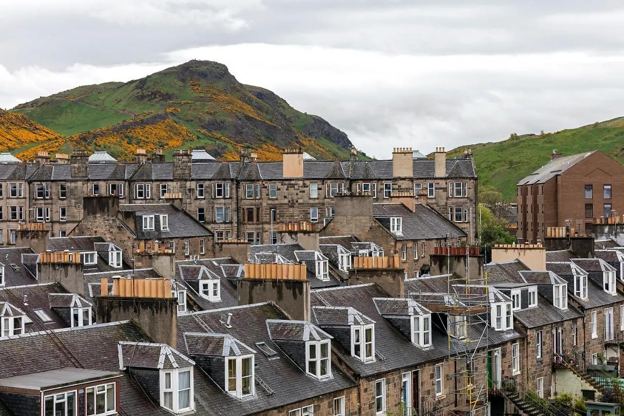 Cosy Quiet Traditional Top Floor Central Edinburgh Apartment With Stunning Views