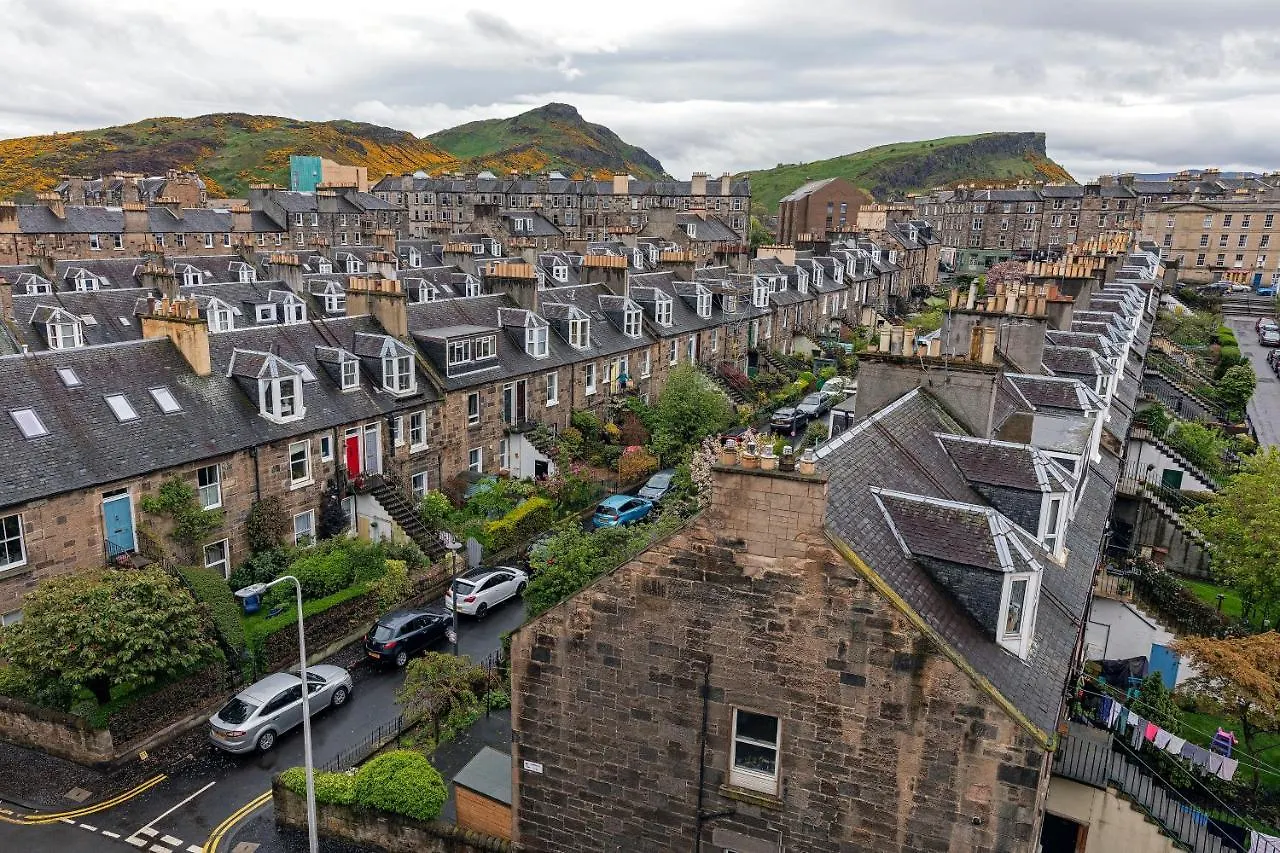 Cosy Quiet Traditional Top Floor Central Edinburgh Apartment With Stunning Views